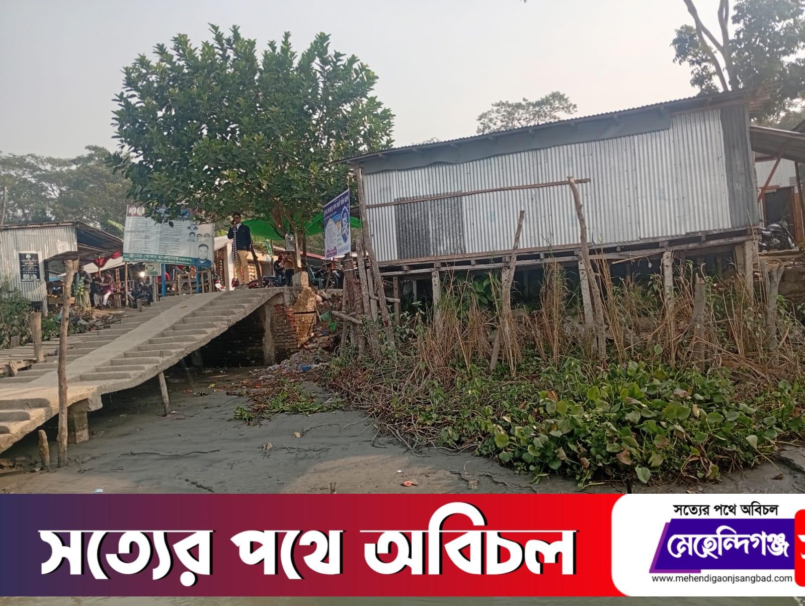 আড়িয়াল খাঁ নদীর ছোবলে রামকাঠি খেয়াঘাটে তীব্র ভাঙন ফসলি জমি, বসতভিটে ও ব্যবসা প্রতিষ্ঠানে হুমকি