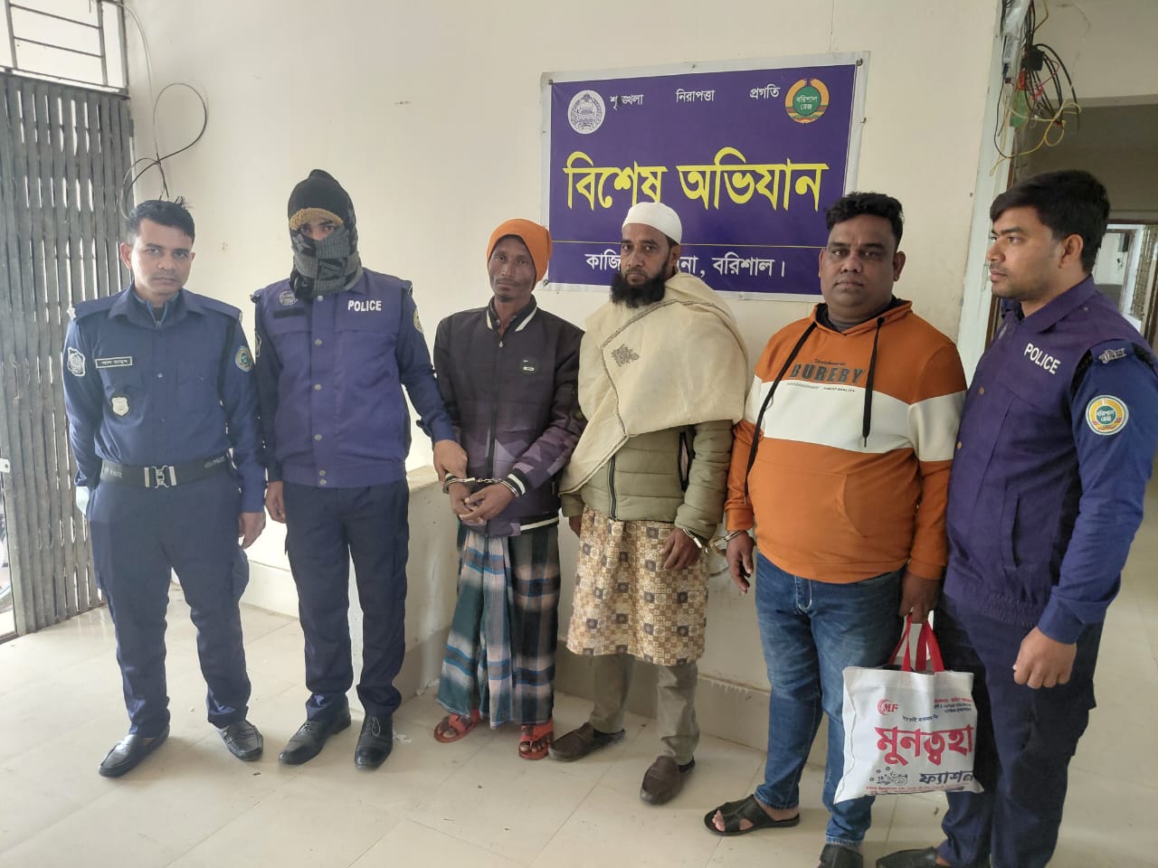 কাজিরহাট আওয়ামীলীগ নেতা বরিশাল ডিবি পুলিশের ডেভিড হান্ট অভিযানে গ্রেফতার ৩