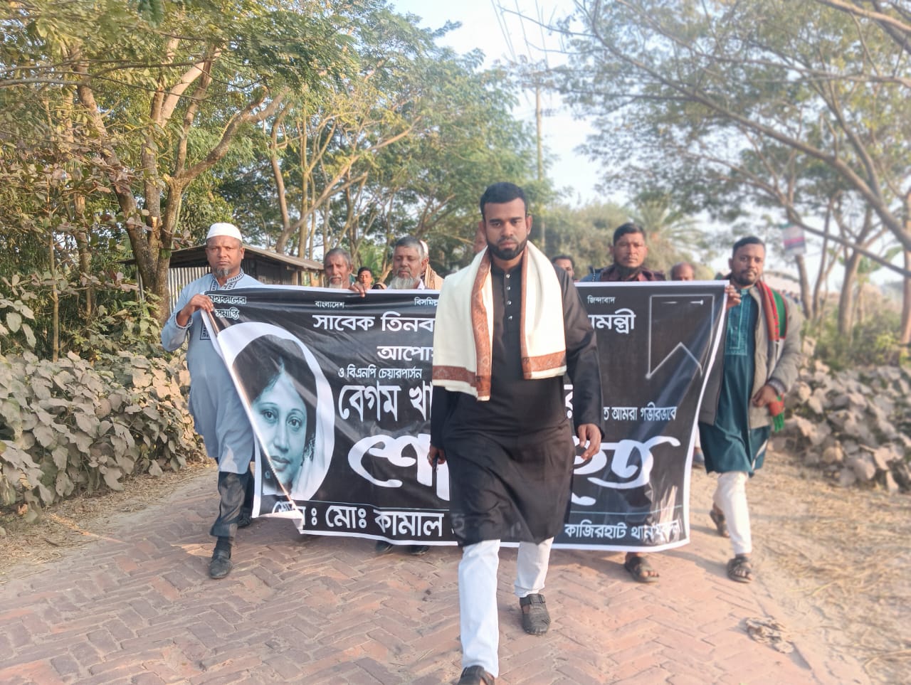 বরিশাল মেহেন্দিগঞ্জে বেগম খালেদা জিয়ার শোকসভা: সাবেক ছাত্রদল ও যুবদলের নেতা মোঃ কামাল হাওলাদারের নেতৃত্বে এক বিশাল মিছিল