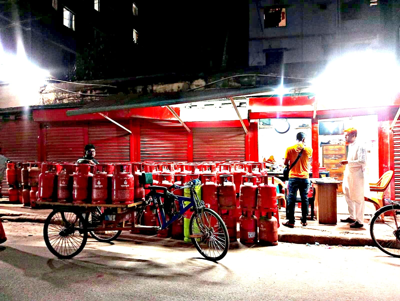 গ্যাস সংকট চরমে: ১৫০০ টাকার সিলিন্ডার ১৯০০, ভোগান্তিতে গ্রাহকরা