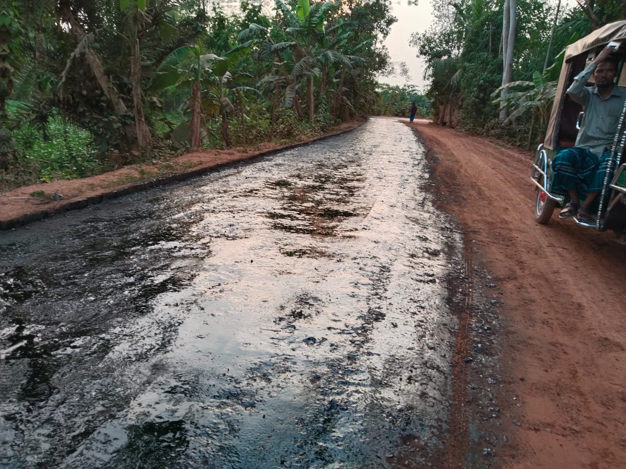 অবশেষে মেহেন্দিগঞ্জের ৪.৯ কিলোমিটার সড়কের উন্নয়ন কাজ শুরু করেছে ঠিকাদার
