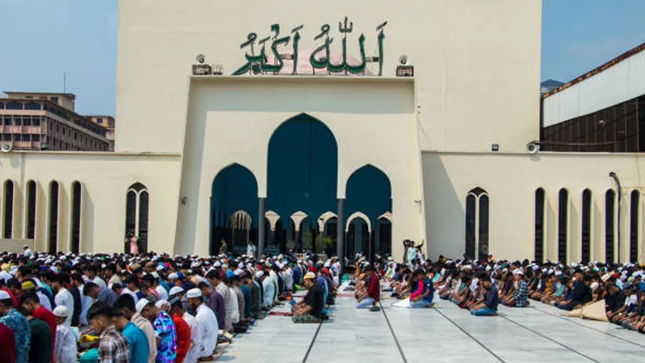 জুমার নামাজ আদায় না করলে যে শাস্তি